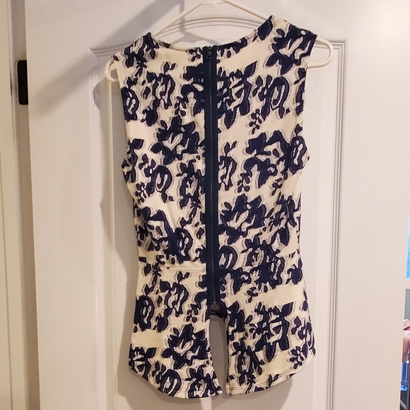 BCBGMaxAzria peplum sleeveless with zipper navy and ivory top - Picture 2 of 4